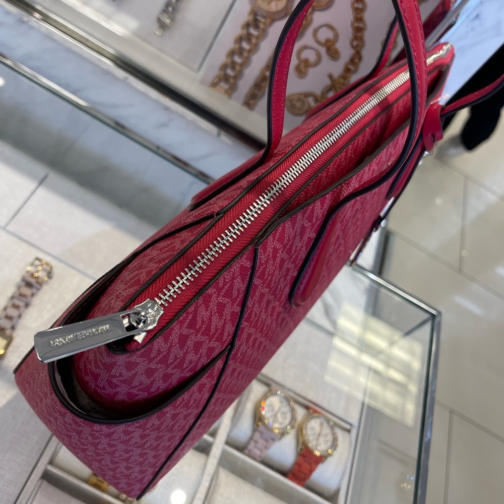 MICHAEL KORS Marilyn Medium Signature Logo Tote Bag
Dark Raspberry
NWT - Picture 15 of 16